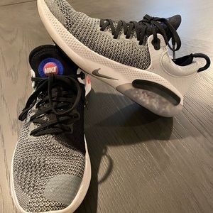 Men’s Black, White and Grey Nike Joyride Run        Size 8-Men’s.